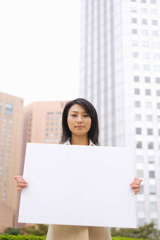 东方人,一个人,高楼大厦,栏杆,站,竖图,室外,白天,正面,职员,植物,大厦,建筑,摩天大楼,亚洲,仅一个年轻女性,仅一个女性,仅一个人,围栏,拿,拿着,注视,黄种人,护栏,树,树木,绿色,自然,白板,观察,看,站着,生长,成长,观看,察看,关注,记录板,记事板,年轻女性,女人,女性,亚洲人,白领,商人,上班族,站立,半身,彩图,大楼,高层建筑,高楼,摩天楼,白领阶层,办公室职员