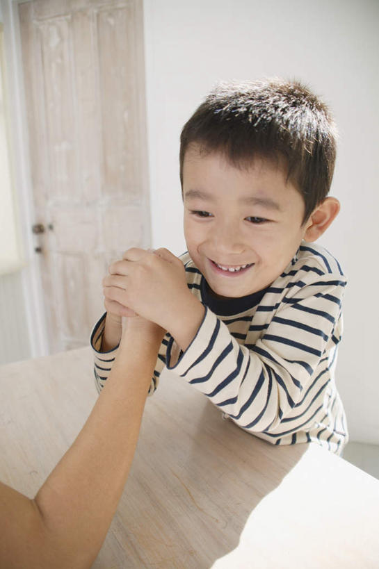 东方人,儿童,两个人,家庭,母亲,儿子,坐,笑,微笑,露齿笑,竖图,室内,白天,正面,纯洁,桌子,亚洲,服装,注视,休闲装,黄种人,小孩,衣服,观察,看,休闲,温暖,温馨,母子,一家人,休闲服,可爱,母爱,童年,童趣,扳手腕,服饰,观看,和睦,察看,关注,童真,烂漫,无邪,天真,男孩,年轻女性,女人,女性,亚洲人,孩子,年轻人,坐着,半身,彩图,融洽,男生