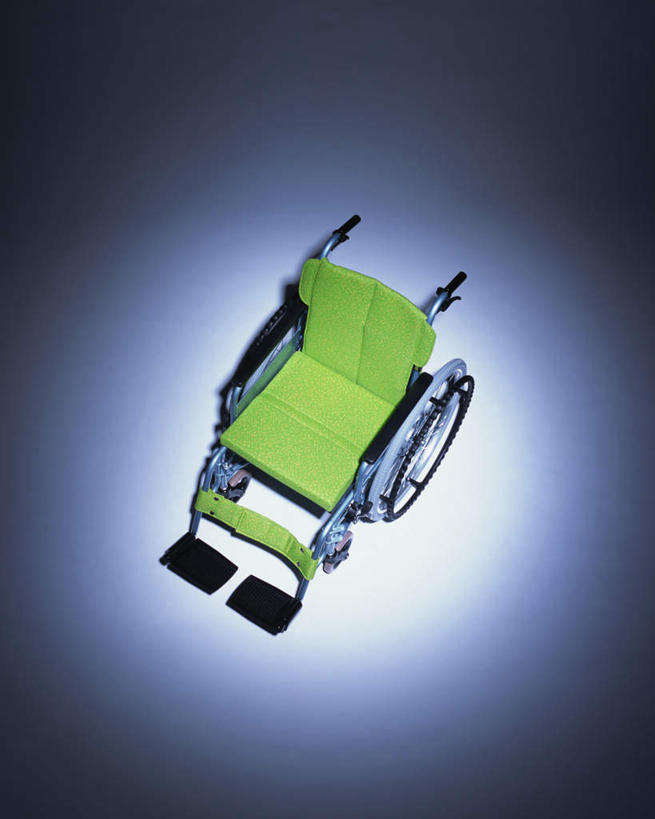 无人,竖图,俯视,室内,特写,白天,静物,一辆,灰色背景,工具,轮椅,复健,康复,器械,摄影,影棚,医疗设备,医疗器械,医疗工具,辅助设备,彩图,高角度拍摄,影棚拍摄,拍摄