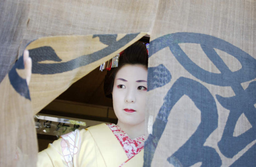 东方人,一个人,站,横图,室内,白天,正面,民族服装,化妆,美容,亚洲,仅一个年轻女性,仅一个女性,仅一个人,护肤,和服,布帘,注视,黄种人,观察,看,站着,保养,享受,休闲,放松,保健,服饰,观看,察看,关注,艺妓,养颜,吴服,唐草,唐花,唐锦,年轻女性,女人,女性,亚洲人,半身,彩图,传统服装,民俗服