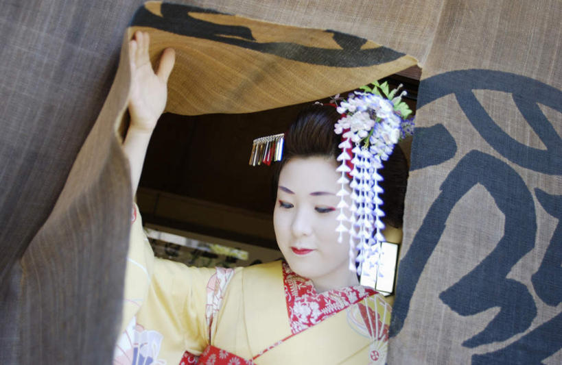 东方人,一个人,站,横图,室内,白天,正面,民族服装,化妆,美容,亚洲,仅一个年轻女性,仅一个女性,仅一个人,护肤,和服,布帘,注视,黄种人,观察,看,站着,保养,享受,休闲,放松,保健,服饰,观看,察看,关注,艺妓,养颜,吴服,唐草,唐花,唐锦,年轻女性,女人,女性,亚洲人,半身,彩图,传统服装,民俗服