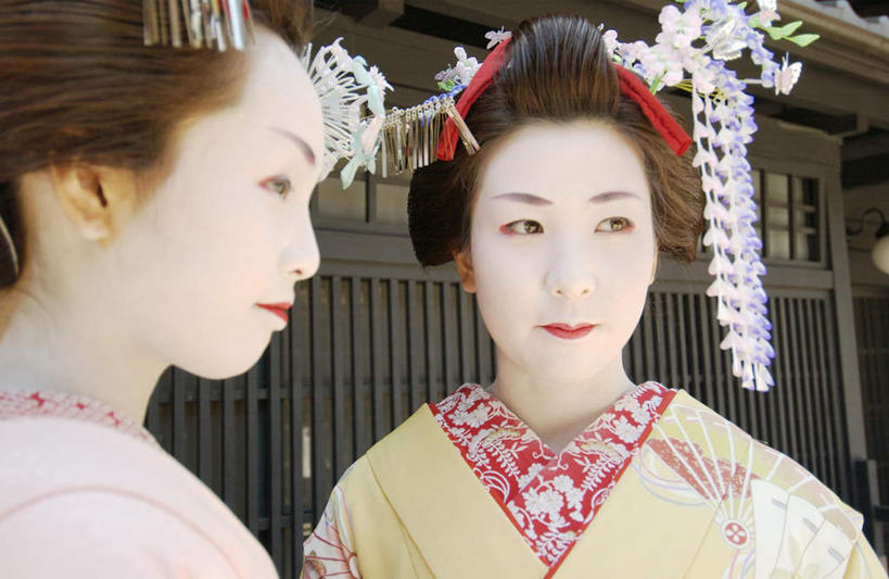 东方人,两个人,伙伴,朋友,家,站,横图,室外,白天,正面,民族服装,友谊,亚洲,和服,装饰,头饰,房屋,屋子,注视,黄种人,楼房,住宅,观察,看,站着,服饰,观看,华丽,修饰,点缀,察看,关注,艺妓,吴服,唐草,唐花,唐锦,衬托,美观,雅致,雅观,友情,年轻女性,女人,女性,亚洲人,站立,半身,彩图,传统服装,民俗服,房子