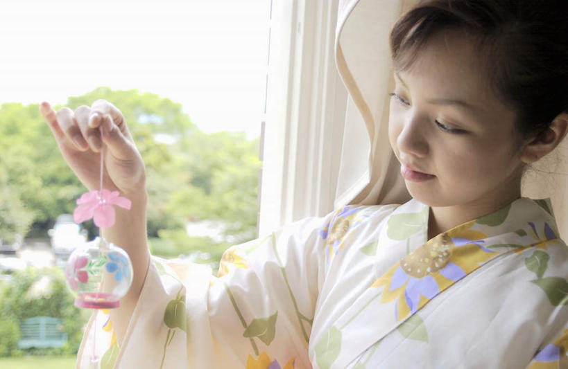 东方人,一个人,坐,横图,室内,白天,正面,民族服装,窗户,风铃,亚洲,仅一个年轻女性,仅一个女性,仅一个人,和服,拿,拿着,注视,黄种人,玻璃窗,观察,看,服饰,观看,察看,关注,吴服,唐草,唐花,唐锦,年轻女性,女人,女性,亚洲人,占风铎,坐着,半身,彩图,传统服装,民俗服