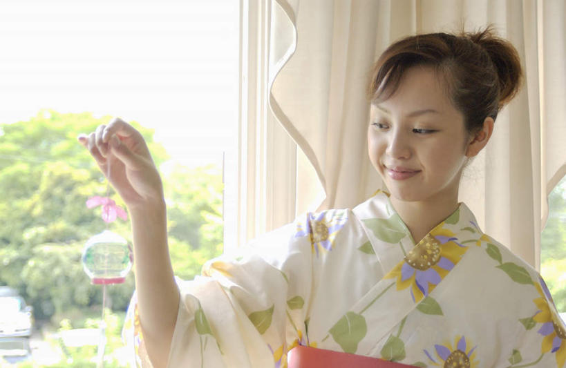 东方人,一个人,坐,横图,室内,白天,正面,民族服装,窗户,风铃,亚洲,仅一个年轻女性,仅一个女性,仅一个人,和服,拿,拿着,注视,黄种人,玻璃窗,观察,看,服饰,观看,察看,关注,吴服,唐草,唐花,唐锦,年轻女性,女人,女性,亚洲人,占风铎,坐着,半身,彩图,传统服装,民俗服