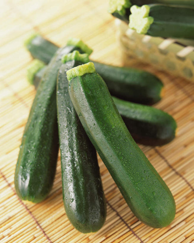 无人,竖图,俯视,室内,特写,白天,餐桌,桌子,蔬菜,叶子,许多,新鲜,食品,绿叶,西葫芦,很多,食物,绿色,嫩叶,白瓜,有机食品,绿色食品,餐台,茭瓜,叶,叶片,彩图,高角度拍摄