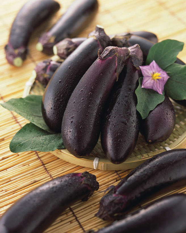 无人,竖图,俯视,室内,特写,白天,餐桌,桌子,茄子,蔬菜,一排,许多,新鲜,整齐,食品,很多,食物,排列,有机食品,绿色食品,餐台,队列,落苏,酪酥,昆仑瓜,矮瓜,彩图,高角度拍摄