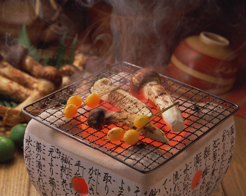 无人,横图,俯视,室内,特写,白天,烹饪,烧烤,热情,植物,餐桌,桌子,蔬菜,火,许多,新鲜,火焰,菌菇,蘑菇,日本料理,料理,食品,松茸,草药,药草,烤架,烤肉,很多,燃烧,菌类,松蕈,菜肴,美食,中药,食物,日式料理,日式,铁架,食用菌,佳肴,有机食品,绿色食品,餐台,药材,中草药,中药材,本草,大花菌,剥皮菌,菌中之王,山珍,松菇,松菌,松口蘑,裕茂萝,彩图,高角度拍摄