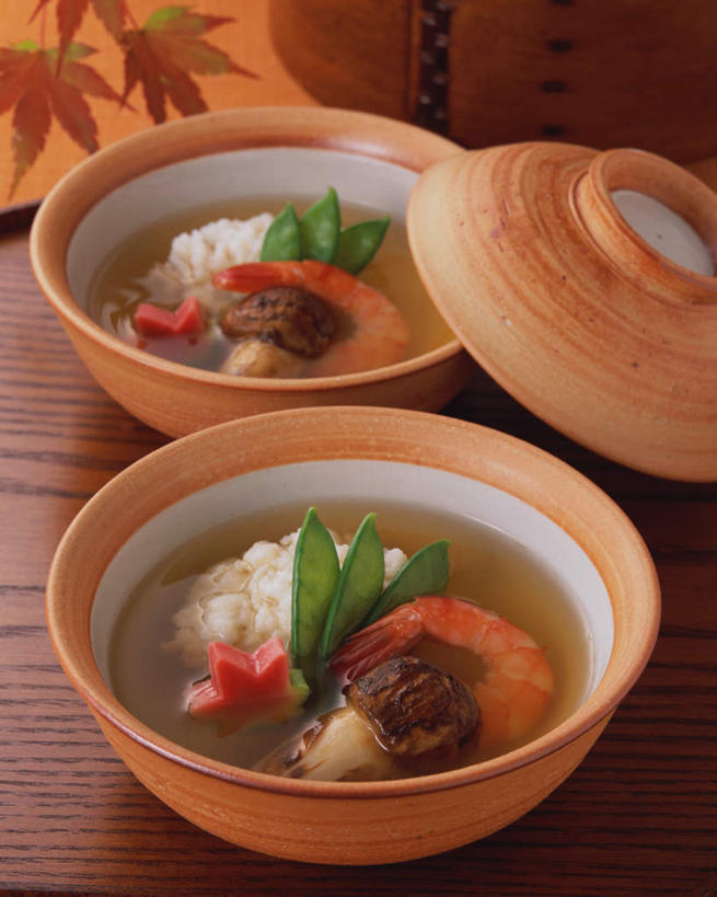 无人,竖图,俯视,室内,特写,白天,烹饪,植物,蔬菜,新鲜,陶瓷,菌菇,蘑菇,汤,虾,日本料理,料理,食品,松茸,草药,药草,陶瓷制品,菌类,松蕈,菜肴,美食,中药,食物,容器,碗,日式料理,日式,食用菌,佳肴,有机食品,绿色食品,储藏,储存,药材,中草药,斑节对虾,斑节虾,中药材,本草,大花菌,剥皮菌,菌中之王,山珍,松菇,松菌,松口蘑,裕茂萝,日本对虾,竹节虾,彩图,高角度拍摄,贮存