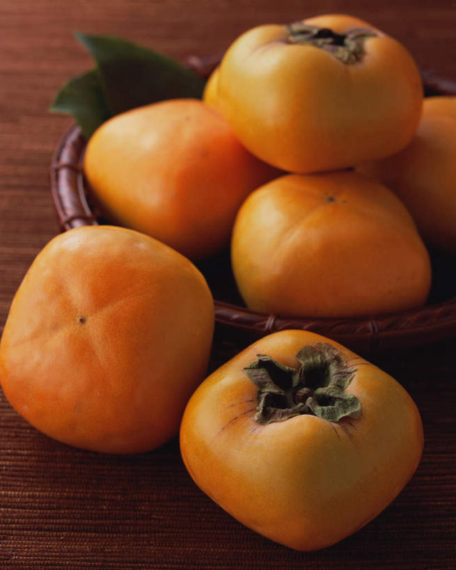 无人,竖图,俯视,室内,特写,白天,柿子,水果,橙色背景,新鲜,生食,食品,果实,食物,黄色,摄影,有机食品,绿色食品,影棚,彩图,高角度拍摄,影棚拍摄,拍摄