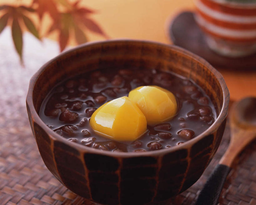 无人,横图,俯视,室内,特写,白天,爱情,餐桌,桌子,蔬菜,阴影,新鲜,光线,影子,陶瓷,板栗,红豆,栗子,汤,食品,坚果,毛栗子,相思豆,陶瓷制品,食物,容器,碗,冬青,有机食品,绿色食品,餐台,储藏,储存,相思,毛栗,栗果,栗楔,彩图,高角度拍摄,贮存