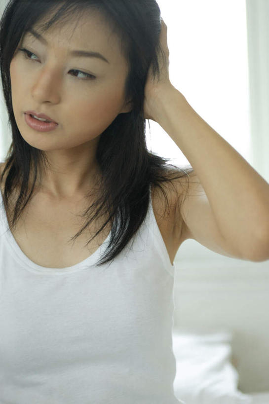 东方人,一个人,坐,摸,竖图,室内,白天,正面,窗户,床,落地窗,卧室,亚洲,仅一个年轻女性,仅一个女性,仅一个人,抚摸,服装,背心,墙,床单,注视,休闲装,黄种人,被子,起床,玻璃窗,墙壁,墙面,衣服,白色,观察,看,休闲,休闲服,服饰,单人床,观看,察看,被单,关注,年轻女性,女人,女性,亚洲人,触摸,接触,坐着,半身,彩图