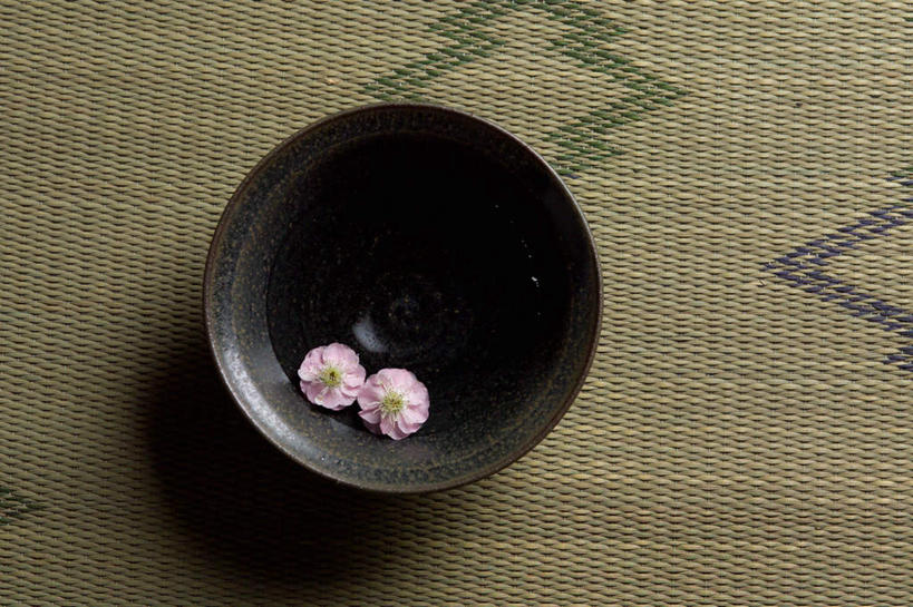 无人,横图,俯视,室外,特写,白天,盛开,席子,陶瓷,梅花,陶瓷制品,花蕾,花,花瓣,花朵,鲜花,粉色,容器,碗,花苞,花蕊,储藏,储存,彩图,高角度拍摄,贮存