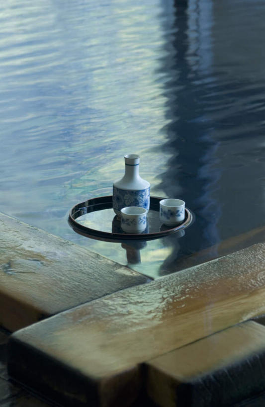 无人,竖图,俯视,室内,特写,白天,温泉,雾,静物,餐具,沸腾,蒸汽,碟子,盘,陶瓷,陶瓷制品,水蒸气,雾气,酒瓶,盘子,瓶子,碟,温暖,泉水,温和,气体,蒸发,地热,彩图,高角度拍摄,清酒瓶