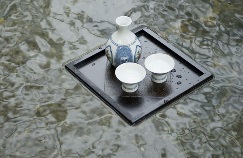 无人,横图,俯视,室外,白天,温泉,雾,餐具,沸腾,蒸汽,碟子,盘,陶瓷,陶瓷制品,水蒸气,雾气,酒瓶,盘子,瓶子,碟,温暖,泉水,温和,气体,蒸发,地热,彩图,高角度拍摄,清酒瓶