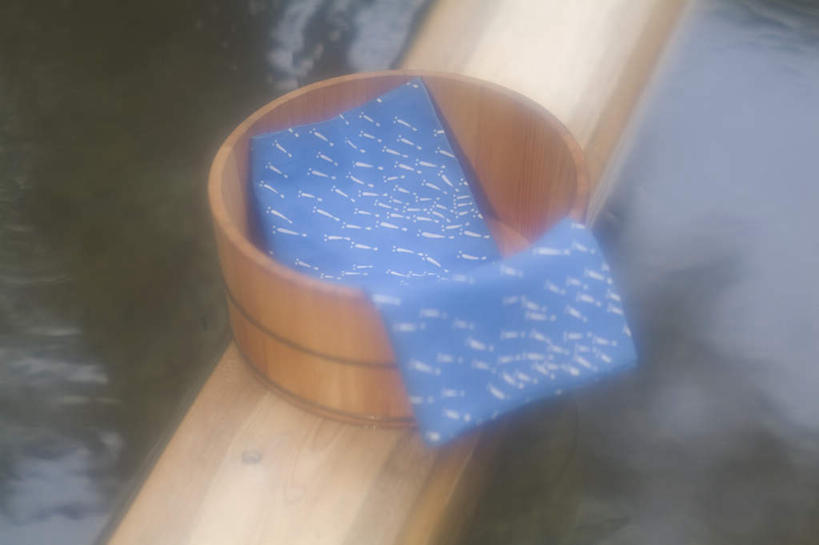 无人,横图,俯视,室外,特写,白天,温泉,雾,静物,沸腾,蒸汽,纺织物,木桶,桶,水蒸气,雾气,容器,毛巾,清洁,温暖,泉水,温和,储藏,保暖,气体,储存,透气,防水,蒸发,储水,耐磨,吸水,地热,彩图,高角度拍摄,贮存