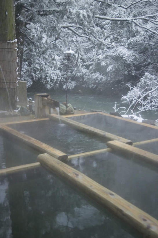 无人,竖图,俯视,室外,白天,温泉,雪,雾,大雪,沸腾,蒸汽,木板,积雪,雪景,冬季,冬天,水蒸气,雾气,温暖,寒冷,泉水,温和,气体,蒸发,严寒,地热,彩图,高角度拍摄