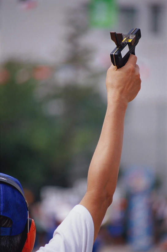 东方人,一个人,站,举,竖图,室外,白天,比赛,植物,亚洲,仅一个男性,仅一个人,服装,朦胧,模糊,传递,信息,发令枪,枪,拿,拿着,注视,休闲装,黄种人,树,树木,仅一个年轻男性,背面,衣服,绿色,自然,观察,看,托,站着,休闲,休闲服,联络,服饰,生长,成长,观看,信号,察看,关注,集合,召唤,传达,号令,讯号,发声,男人,男性,年轻男性,亚洲人,举起,举手,举着,向上举,向上伸,向上托,站立,半身,彩图