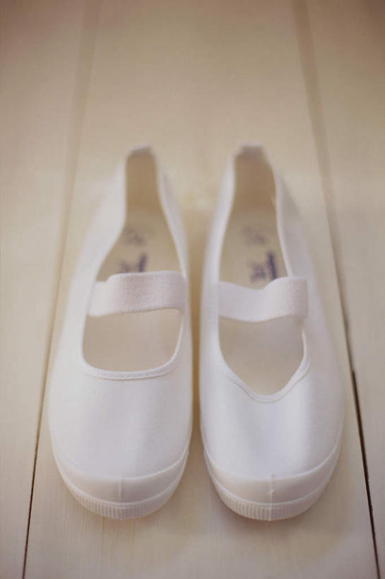 无人,竖图,俯视,室外,特写,白天,运动鞋,地板,静物,鞋子,一双,地面,木地板,白色,休闲鞋,彩图,高角度拍摄