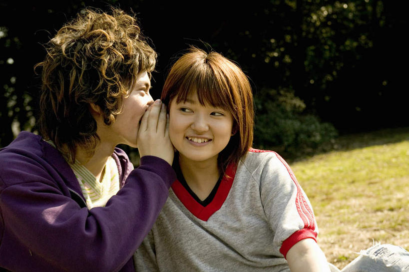 东方人,两个人,夫妻,伙伴,朋友,坐,横图,室外,白天,正面,爱情,友谊,草地,草坪,植物,亚洲,服装,浪漫,注视,休闲装,黄种人,草,树,树木,衣服,绿色,自然,观察,看,休闲,休闲服,恩爱,恋人,服饰,生长,成长,观看,察看,关注,私语,耳语,友情,男人,男性,年轻男性,年轻女性,女人,女性,亚洲人,情侣,坐着,半身,彩图,伴侣