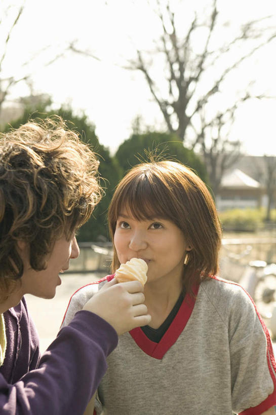 东方人,两个人,夫妻,伙伴,朋友,坐,竖图,室外,白天,正面,爱情,友谊,草地,草坪,植物,亚洲,服装,食品,浪漫,拿,拿着,注视,休闲装,黄种人,草,树,树木,食物,衣服,绿色,自然,观察,看,休闲,休闲服,恩爱,恋人,服饰,生长,甜筒,成长,观看,察看,关注,友情,男人,男性,年轻男性,年轻女性,女人,女性,亚洲人,情侣,坐着,半身,彩图,伴侣