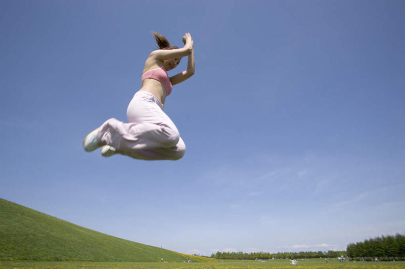 东方人,一个人,跳,举,横图,室内,白天,正面,草地,草坪,植物,亚洲,仅一个年轻女性,仅一个女性,仅一个人,服装,半空,注视,休闲装,黄种人,草,衣服,蓝色,绿色,蓝天,天空,天,观察,看,托,休闲,休闲服,服饰,观看,察看,曲膝,关注,年轻女性,女人,女性,亚洲人,屈膝,举起,举手,举着,跳跃,向上举,向上伸,向上托,彩图,全身