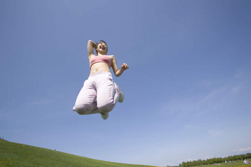 东方人,一个人,跳,举,横图,室内,白天,正面,草地,草坪,植物,亚洲,仅一个年轻女性,仅一个女性,仅一个人,服装,半空,注视,休闲装,黄种人,草,衣服,蓝色,绿色,蓝天,天空,天,观察,看,托,休闲,休闲服,服饰,观看,察看,曲膝,关注,年轻女性,女人,女性,亚洲人,屈膝,举起,举手,举着,跳跃,向上举,向上伸,向上托,彩图,全身