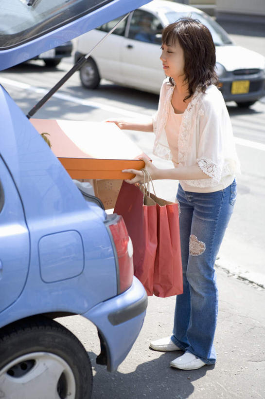 东方人,一个人,站,竖图,室外,白天,侧面,购物,消费,道路,路,公路,汽车,袋子,亚洲,仅一个年轻女性,仅一个女性,仅一个人,服装,包装袋,手提袋,购物袋,交通,拿,拿着,注视,休闲装,黄种人,车,衣服,后备箱,交通工具,轿车,观察,看,站着,休闲,休闲服,金融,服饰,观看,察看,购买,关注,贸易,年轻女性,女人,女性,亚洲人,马路,站立,彩图,全身