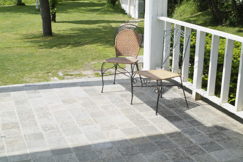 无人,栏杆,露台,横图,室外,白天,正面,草地,草坪,植物,阳台,静物,椅子,木椅,围栏,护栏,草,树,树木,绿色,自然,生长,成长,彩图,露天阳台