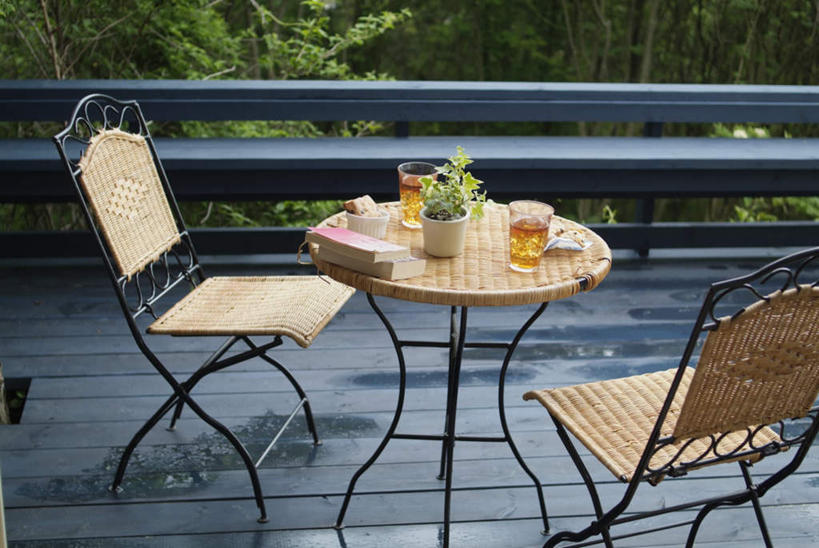 啤酒,无人,露台,横图,俯视,室外,白天,植物,餐桌,阳台,桌子,杯子,书籍,盆栽,食品,盆景,酒类,玻璃制品,酒,食物,饮料,绿色,自然,酒杯,啤酒杯,水杯,生长,成长,餐台,玻璃杯,书,图书,彩图,高角度拍摄,露天阳台