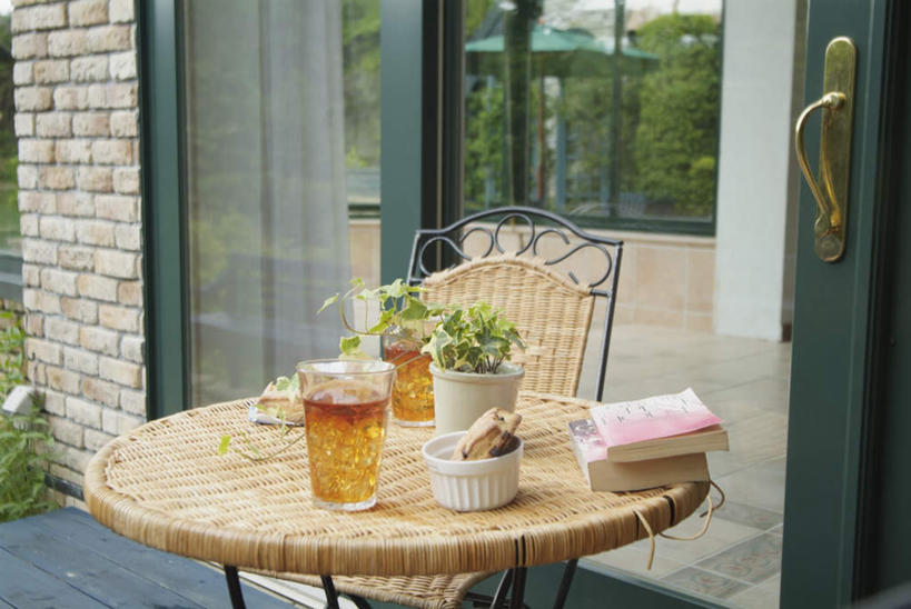 啤酒,无人,横图,俯视,室外,白天,植物,餐桌,窗户,落地窗,桌子,杯子,书籍,盆栽,食品,盆景,酒类,玻璃窗,玻璃制品,酒,食物,饮料,绿色,自然,酒杯,啤酒杯,水杯,生长,成长,餐台,玻璃杯,书,图书,彩图,高角度拍摄