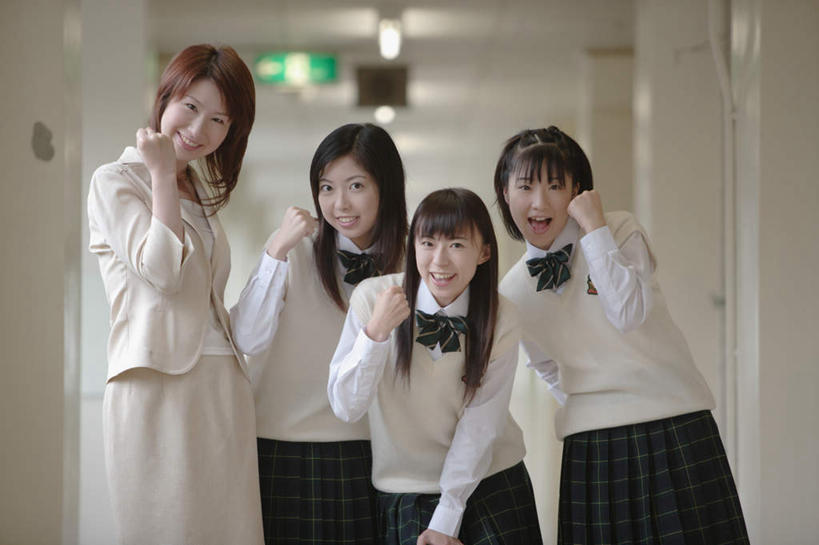 东方人,四个人,学生,教师,站,笑,微笑,露齿笑,横图,室内,白天,正面,制服,亚洲,服装,走道,走廊,过道,灯光,注视,休闲装,黄种人,鼓励,吊灯,灯,衣服,灯具,观察,加油,看,手势,站着,休闲,校服,休闲服,打气,服饰,观看,察看,照明设备,关注,鼓舞,学生服,门生,年轻女性,女人,女性,亚洲人,讲师,教授,老师,站立,半身,彩图