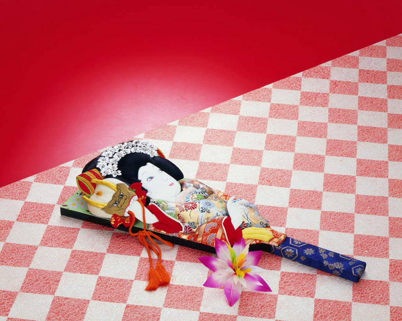 无人,横图,俯视,室内,特写,白天,锻炼,运动,红色背景,盛开,板羽球,格子,扇子,折扇,纸扇,清凉,花蕾,凉爽,文化,运动器械,花,花瓣,花朵,鲜花,工艺品,花苞,花蕊,健身器械,摄影,影棚,毽子,健身器材,羽子板,毽球,花毽,鸡毛毽,打手毽,毽子板球,撒扇,体育,彩图,高角度拍摄,影棚拍摄,健身,拍摄,运动器材,传统文化