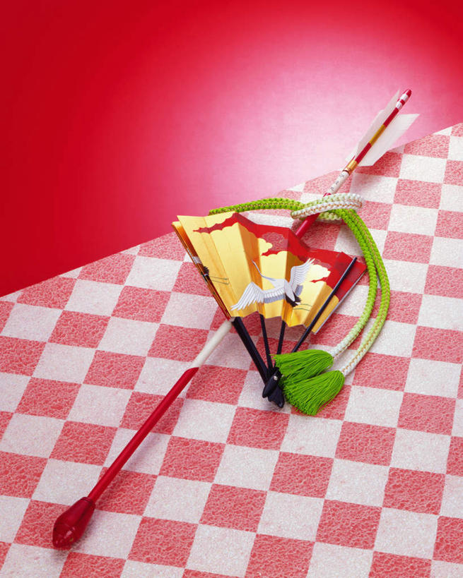 无人,竖图,俯视,室内,特写,白天,锻炼,运动,红色背景,盛开,板羽球,格子,扇子,折扇,纸扇,清凉,花蕾,凉爽,文化,运动器械,花,花瓣,花朵,鲜花,工艺品,花苞,花蕊,健身器械,摄影,影棚,毽子,健身器材,羽子板,毽球,花毽,鸡毛毽,打手毽,毽子板球,撒扇,体育,彩图,高角度拍摄,影棚拍摄,健身,拍摄,运动器材,传统文化