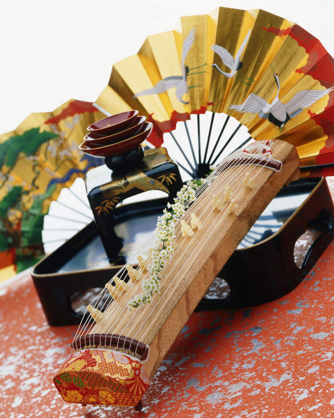 清酒,无人,竖图,俯视,室内,特写,白天,木制,壶,木盒,扇子,折扇,纸扇,乐器,弦乐器,酒类,清凉,凉爽,文化,酒,水壶,饮料,茶壶,木制品,容器,摄影,影棚,储藏,储存,弹拨弦鸣乐器,古筝,弹弦乐器,撒扇,民族乐器,彩图,高角度拍摄,影棚拍摄,拍摄,贮存,弹拨弦乐器,传统文化