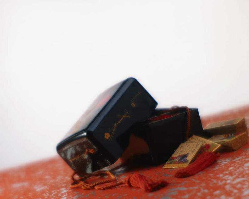 无人,横图,俯视,室内,特写,白天,游戏,赌博,贪欲,竞争,静物,纸牌,玩具,木制,木盒,娱乐,刺激,木制品,容器,摄影,影棚,储藏,储存,消遣,赌具,投机,侥幸,欲望,玩耍,彩图,高角度拍摄,影棚拍摄,拍摄,胜负,输赢,贮存