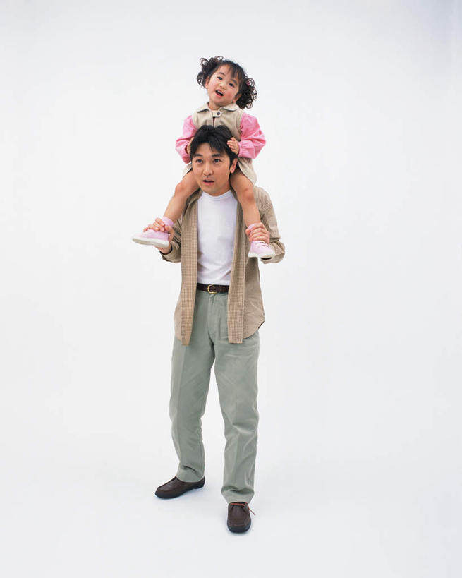 东方人,儿童,两个人,家庭,父亲,女儿,站,竖图,室内,白天,白色背景,正面,纯洁,亚洲,服装,注视,休闲装,黄种人,小孩,骑,衣服,观察,看,扛,站着,休闲,温暖,温馨,父女,一家人,休闲服,父爱,可爱,童年,童趣,摄影,服饰,影棚,观看,和睦,察看,关注,童真,烂漫,无邪,扛在肩上,骑在肩上,天真,男人,男性,年轻男性,女孩,亚洲人,孩子,年轻人,站立,彩图,全身,影棚拍摄,拍摄,融洽,女生