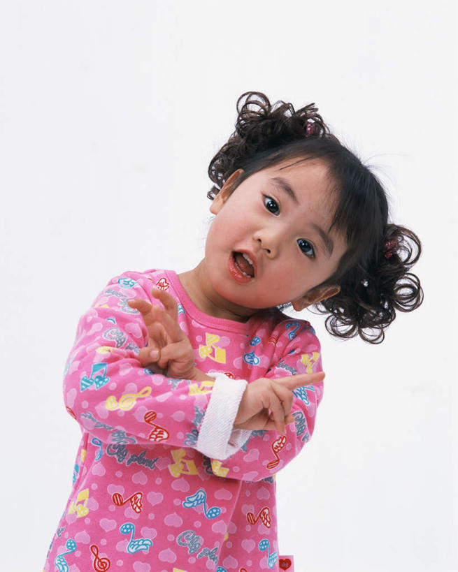 东方人,儿童,一个人,站,双手交叉,竖图,室内,白天,白色背景,正面,纯洁,亚洲,仅一个女性,仅一个人,服装,倾斜,注视,休闲装,黄种人,小孩,衣服,观察,看,站着,张嘴,仅一个小孩,休闲,休闲服,可爱,童年,童趣,摄影,服饰,影棚,观看,察看,双手抱胸,关注,歪斜,张大嘴巴,童真,烂漫,无邪,天真,女孩,女人,女性,亚洲人,孩子,张开嘴,半身,彩图,影棚拍摄,拍摄,女生