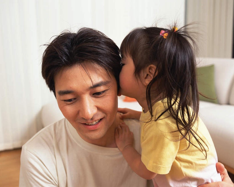 东方人,儿童,两个人,家庭,父亲,女儿,客厅,站,横图,室内,白天,正面,纯洁,靠垫,沙发,亚洲,服装,靠枕,注视,休闲装,黄种人,小孩,衣服,垫子,枕头,观察,看,站着,休闲,温暖,温馨,父女,一家人,休闲服,父爱,可爱,童年,童趣,服饰,观看,和睦,察看,起居室,关注,私语,耳语,童真,烂漫,无邪,天真,男人,男性,年轻男性,女孩,亚洲人,孩子,年轻人,站立,半身,彩图,融洽,女生,皮沙发