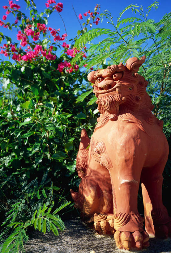 无人,竖图,室外,白天,正面,狮子,叶子,雕塑,日本,亚洲,盛开,雕刻,雕像,绿叶,花蕾,冲绳,花,花瓣,花朵,鲜花,花苞,花蕊,嫩叶,冲绳县,东亚,琉球群岛,日本国,九州地方,叶,叶片,彩图