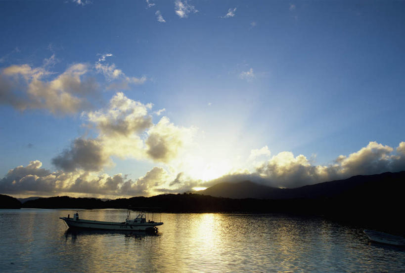 无人,横图,室外,白天,正面,海浪,海洋,船,日本,亚洲,浪花,云,云朵,云彩,冲绳,蓝色,白云,蓝天,天空,海水,交通工具,天,冲绳县,海景,东亚,琉球群岛,石垣岛,川平湾,日本国,九州地方,大海,风浪,海,海水的波动,近岸浪,涌浪,彩图