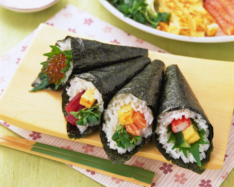 米饭,三文鱼,寿司,鱼子酱,无人,横图,俯视,室内,特写,白天,烹饪,桌面,桌子,蔬菜,餐具,一排,新鲜,整齐,碟子,盘,肉,鱼肉,日本料理,料理,食品,寿司卷,饭,菜肴,美食,肉类,食物,排列,盘子,碟,日式料理,四个,日式,摄影,佳肴,有机食品,绿色食品,影棚,海草,五谷,队列,醋饭,肉食,四喜饭,彩图,高角度拍摄,影棚拍摄,拍摄