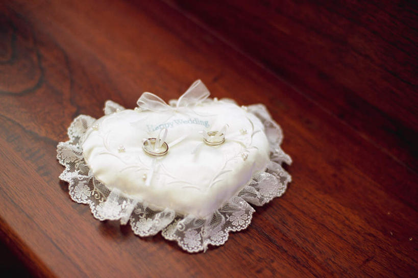 无人,横图,俯视,室内,特写,白天,爱情,婚礼,快乐,桌面,桌子,爱心,庆祝,装饰,蕾丝,一对,花边,结婚,浪漫,装饰品,两个,戒指,饰品,首饰,温暖,温馨,喜庆,心形,恩爱,戒枕,纪念,华丽,修饰,信物,点缀,和睦,权利,衬托,美观,雅致,雅观,手饰,软垫,抽纱,心型,彩图,高角度拍摄,高兴,融洽