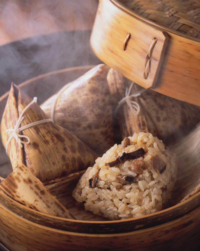 蒸笼,无人,竖图,俯视,室内,特写,白天,烹饪,中餐,叶子,端午节,节日,庆祝,粽叶,肉,料理,食品,绿叶,米,粽子,文化,猪肉,菜肴,美食,肉类,食物,庆典,中式,嫩叶,摄影,佳肴,影棚,纪念,笼屉,肉食,豚肉,箬叶,芦苇叶,角黍,筒粽,叶,叶片,彩图,高角度拍摄,影棚拍摄,拍摄