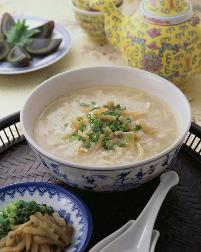 无人,竖图,俯视,室内,特写,白天,烹饪,中餐,餐具,托盘,装饰,勺子,粥,料理,食品,皮蛋,菜肴,美食,食物,调羹,汤匙,碗,中式,摄影,佳肴,影棚,华丽,修饰,点缀,配菜,衬托,美观,雅致,雅观,彩图,高角度拍摄,影棚拍摄,拍摄