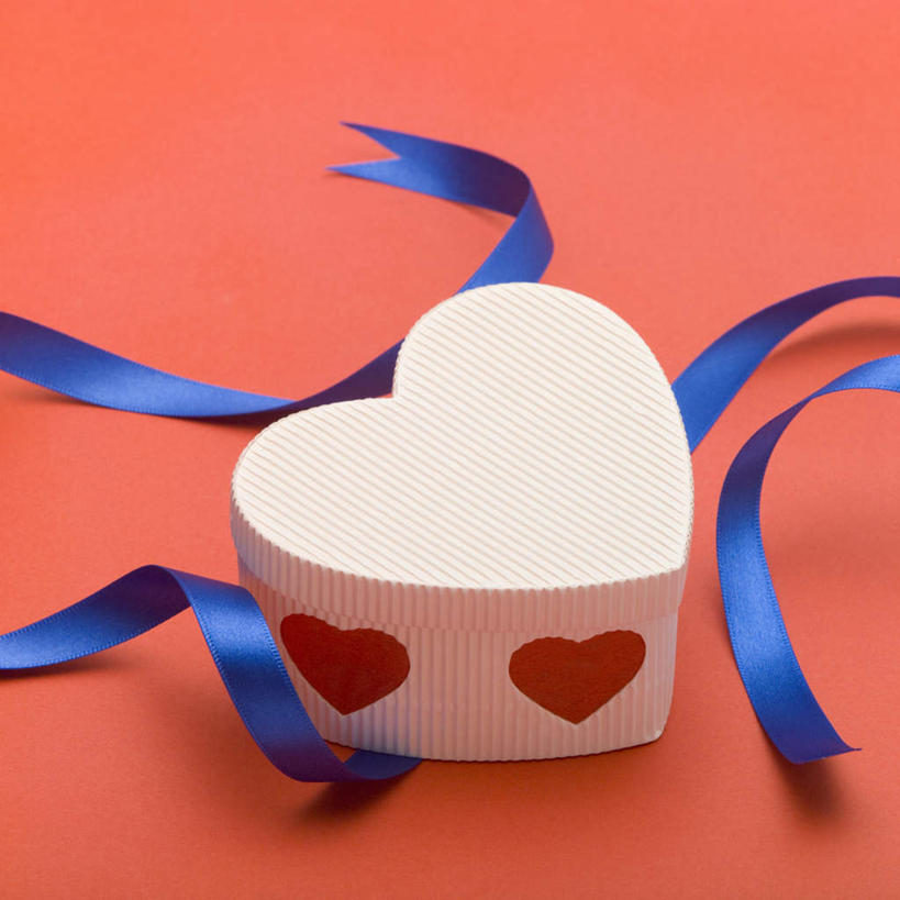 无人,方图,俯视,室内,特写,白天,爱情,礼盒,礼物,红色背景,爱心,纸盒,浪漫,盒子,一个,红色,蓝色,白色,包装盒,彩带,礼品盒,温暖,温馨,心形,恩爱,摄影,礼品,影棚,单个,和睦,心型,彩图,高角度拍摄,影棚拍摄,拍摄,融洽