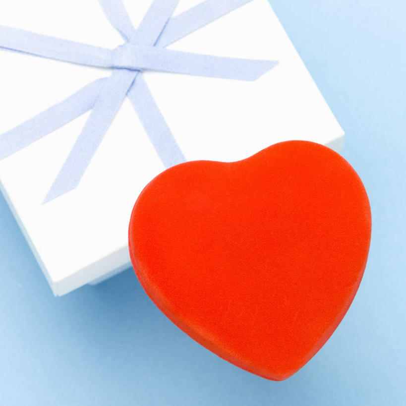 无人,方图,俯视,室内,特写,白天,爱情,礼盒,礼物,蓝色背景,爱心,纸盒,浪漫,盒子,一个,红色,白色,包装盒,彩带,礼品盒,温暖,温馨,心形,恩爱,摄影,礼品,影棚,单个,和睦,心型,彩图,高角度拍摄,影棚拍摄,拍摄,融洽