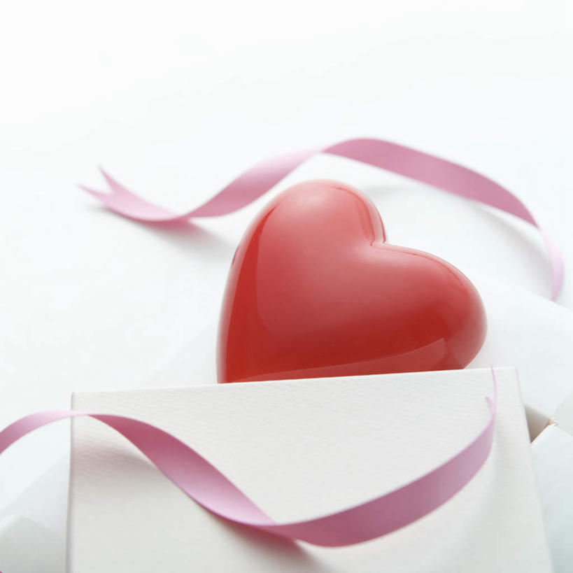 无人,方图,俯视,室内,特写,白天,白色背景,礼盒,礼物,纸盒,盒子,一个,红色,白色,包装盒,彩带,礼品盒,心形,摄影,礼品,影棚,单个,彩图,高角度拍摄,影棚拍摄,拍摄