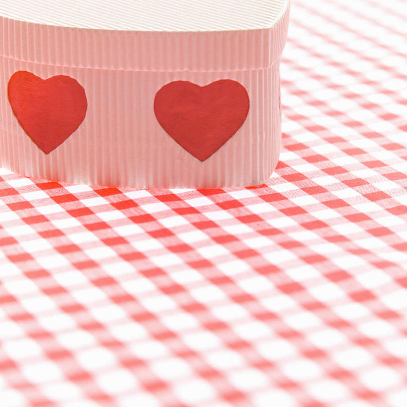 无人,方图,俯视,室内,特写,白天,白色背景,爱情,礼盒,礼物,爱心,方格,格子,纸盒,浪漫,盒子,桌布,一个,粉色,红色,白色,包装盒,彩带,礼品盒,温暖,温馨,心形,恩爱,摄影,礼品,影棚,单个,和睦,红心,心型,彩图,高角度拍摄,影棚拍摄,拍摄,融洽