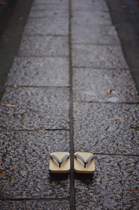 无人,竖图,俯视,室外,白天,凉鞋,鞋子,东京,日本,亚洲,水滴,走道,文化,木屐,传统,潮湿,东亚,本州,关东地方,本州岛,日本国,东京都,彩图,高角度拍摄,夹趾拖鞋,人字拖,人字拖鞋