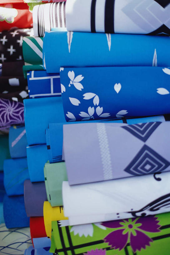 无人,竖图,彩色,室内,白天,正面,民族服装,东京,日本,亚洲,许多,堆叠,花纹,和服,纹理,文化,传统,排列,蓝色,白色,服饰,精致,美术,队列,手艺,东亚,本州,吴服,唐草,唐花,唐锦,关东地方,本州岛,日本国,东京都,彩图,传统服装,民俗服